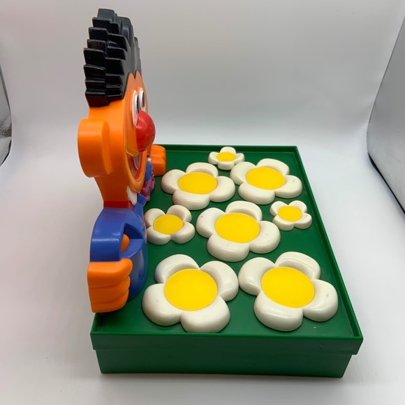 Vintage Lewco 1988 Sesame Street Ernie's Twiddley Winks Plastic Game Board - Picture 5 of 12